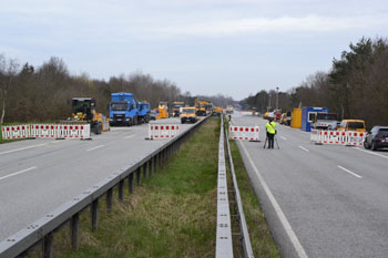 A 27 Bundesautobahn Bremen Cuxhaven Vollsperrung Uthlede Hagen Grabendurchlaß Rohr 60