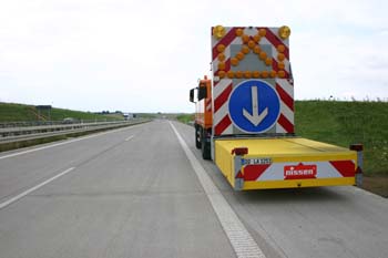 Autobahnmeisterei Anpralldmpfer Sicherungsfahrzeuge Absperrtafel 21