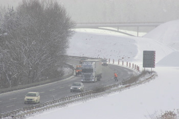 Autobahn im Schnee A3 Spessartaufsteig Weibersbrunn Gefhrliche Arbeit Straenwrter Autobahnmeisterei 50