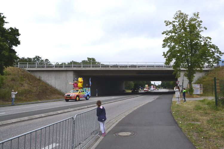 Tour de France Radrennen Rhein-Kreis-Neuss gesperrte Autobahn A 57 Kaarst Bttgen Werbekolonne 30