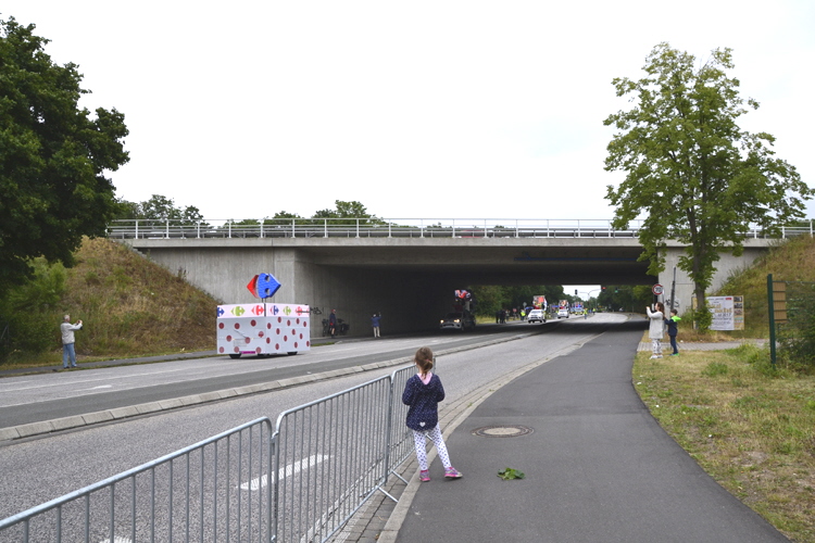 Tour de France Rhein-Kreis-Neuss gesperrte Autobahn A 57 Kaarst Bttgen Werbekolonne 34